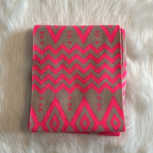 NWOT Old Navy Bright pink and Gray Fringe Aztec Design Fleece scarf - Picture 4 of 4